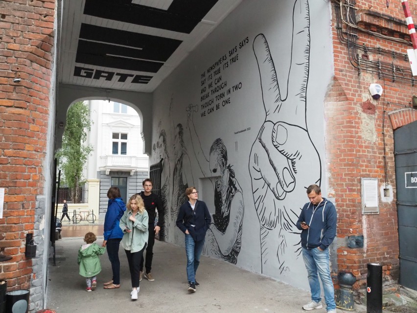 Mural wypełnia całą przestrzeń bramy Off Piotrkowska.