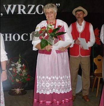 Halina Przybylska jest mieszkanką Chociemyśli, drugą kadencję pełni w tej wsi funkcję sołtysa, od 11 lat kieruje zespołem Wrzos