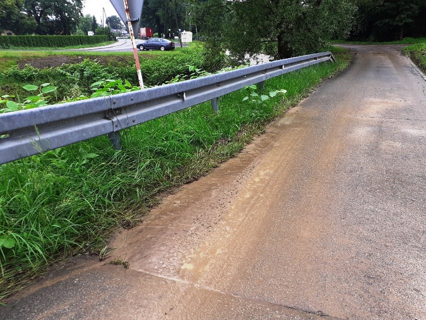 Gwałtowna ulewa nad Mazańcowicami spowodowała zalanie ulic,...