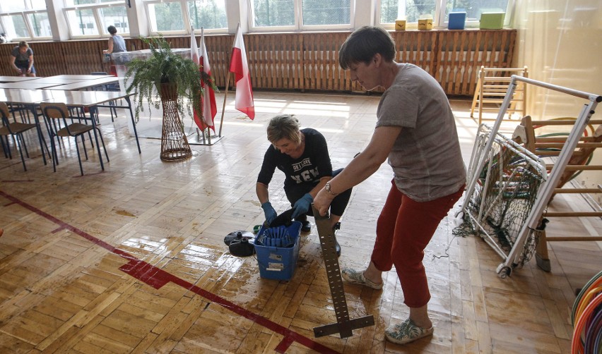 Usuwanie szkód w szkole w Manasterzu