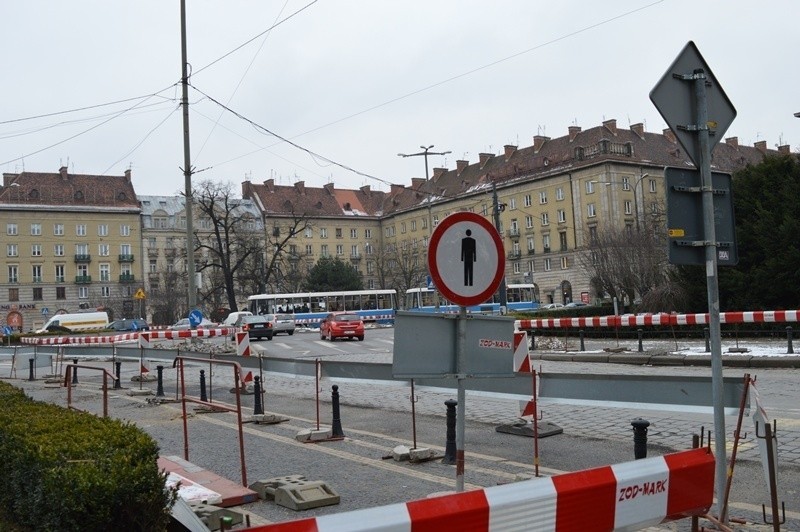 Remont placu Kościuszki jeszcze potrwa. Miasto zaskoczone... zimą [ZDJĘCIA]