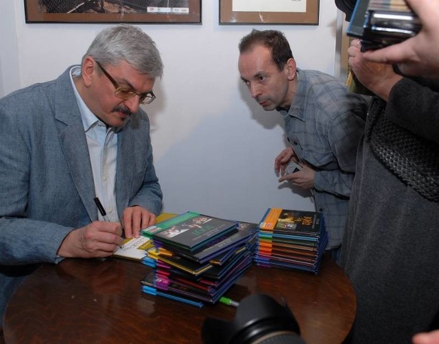 Marek Niedźwiecki dostawał do podpisu wszystko: książki, płyty, zaproszenia na wystawę... 
