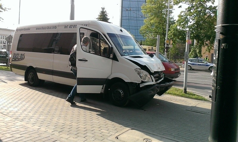 Wypadek busa na Narutowicza. 12 osób rannych! Wiózł 16 pasażerów (zdjęcia)
