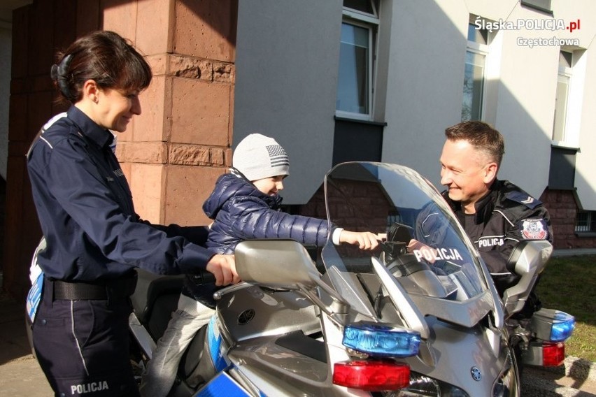 Częstochowscy policjanci spełnili marzenie Oliwiera ZDJĘCIA Chory chłopiec odwiedził komendę policji, gdzie czekało go wiele atrakcji