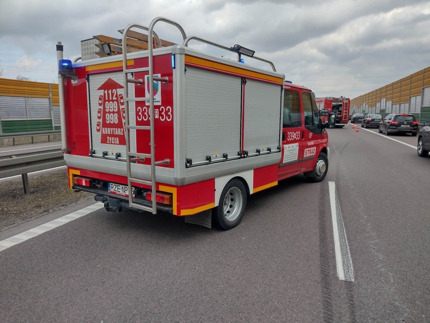 Wypadek na S19 w Terliczce koło Rzeszowa. Laweta uderzyła w bariery. Samochód spadł na jezdnię