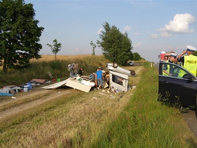 VW golf najechał na przyczepę kempingową.