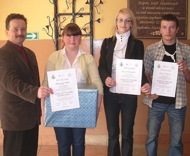 Wygranej w konkursie Katarzynie Sadej (druga z lewej) pogratulowali: Daria Ochenduszko, Wojciech Rusin i opiekun Krzysztof Grądek.