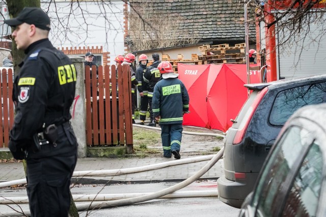 - Paliła się drewniana szopka dobudowana do kamienicy. Na miejscu pracowały trzy zastępy straży pożarnej. Pożarowo nie było to niebezpieczne zdarzenie, ogień szybko opanowaliśmy. Jednak na miejscu znaleźliśmy zwłoki mężczyzny. Policja i przybyłe na miejsce pogotowie stwierdziło zgon - przekazała nam kpt. Aleksandra Starowicz, rzecznik KM PSP w Bydgoszczy. Skarbówka z Tucholi sprzedawała... lufki, doniczki i wagęNieznane są na razie przyczyny pożaru. Świadkowie mówią jednak o tym, że mężczyzna był mieszkańcem kamienicy, który z jakiegoś powodu musiał tymczasowo wyprowadzić się z mieszkania i przebywał w szopce, którą dogrzewał.Pogoda na dzień + 2 kolejne dni (27 + 28-29.11.2017) | POLSKA