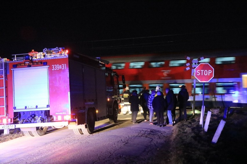 Wypadek Ukraińca na przejeździe kolejowym. Wjechał pod lokomotywę w pobliżu Wrocławia (ZDJĘCIA)