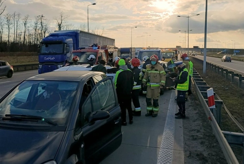 Wypadek na A4 pod Wrocławiem. Mocno utrudniony przejazd [ZDJĘCIA]