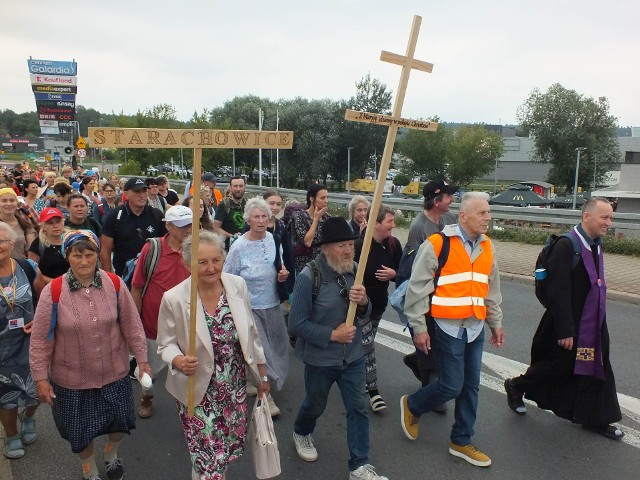 Grupa starachowickiej pielgrzymki z wszystkich parafii miasta na ulicach Starachowic.