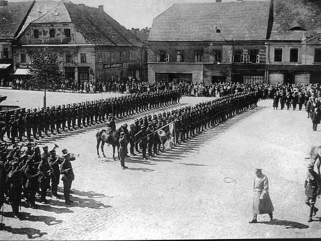 Uroczysty przegląd oddziałów Wojska Polskiego przez marszałka Józefa Piłsudskiego na Rynku w Rybniku, wrzesień 1922, nr inw 1590.