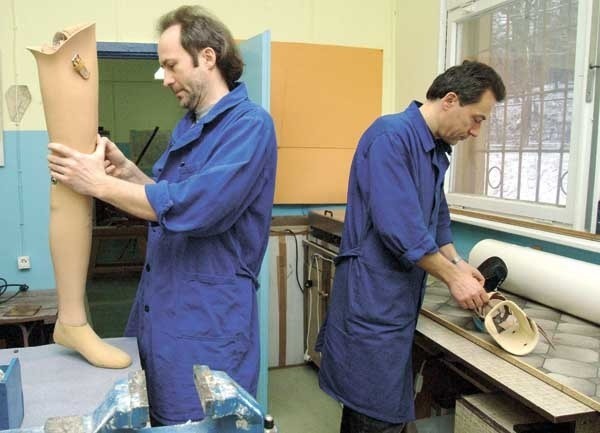 Bracia Marek i Krzysztof Bilińscy specjalizują się w konstruowaniu protez i aparatów ortopedycznych.