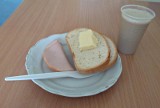 Tak karmią teraz pacjentów w polskich szpitalach - mamy zdjęcia. Oto szpitalne jedzenie!