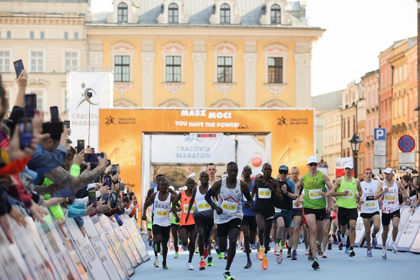 Cracovia Maraton 2023. Ponad 5 tysięcy osób wyruszyło na trasę  jubileuszowej edycji PIERWSZE ZDJĘCIA | Gazeta Krakowska