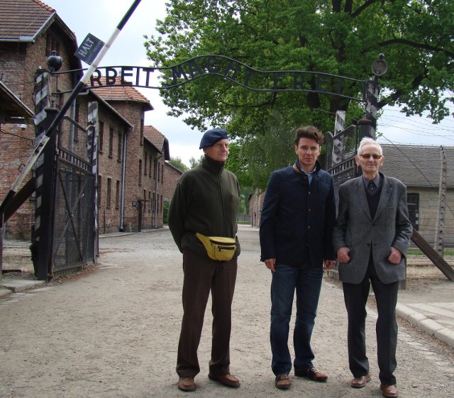 Andrzej Pilecki, syn rotmistrza (od prawej), Marcin Kwaśny, aktor, który zagra Witolda Pileckiego i Marek Ostrowski, syn łączniczki rotmistrza, zapalili znicze przed Ścianą Straceń w KL Auschwitz.
