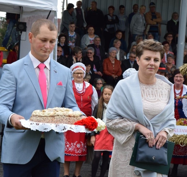 Starostowie dożynek: Karol Chosa i Monika Ziętara