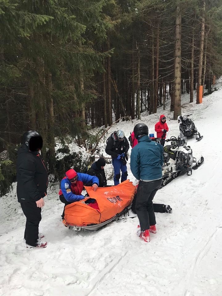 Groźny wypadek narciarza na Pilsku i dramatyczna akcja ratunkowa. Helikopter nie mógł wylądować, więc lekarz dokonał desantu 