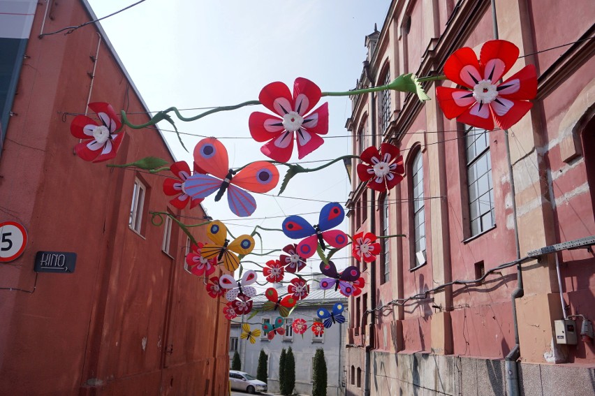 W Browarze Perła już wiosna! Między budynkami zawisły kwiaty, a przy nich przycupnęły kolorowe motyle. Zobacz zdjęcia