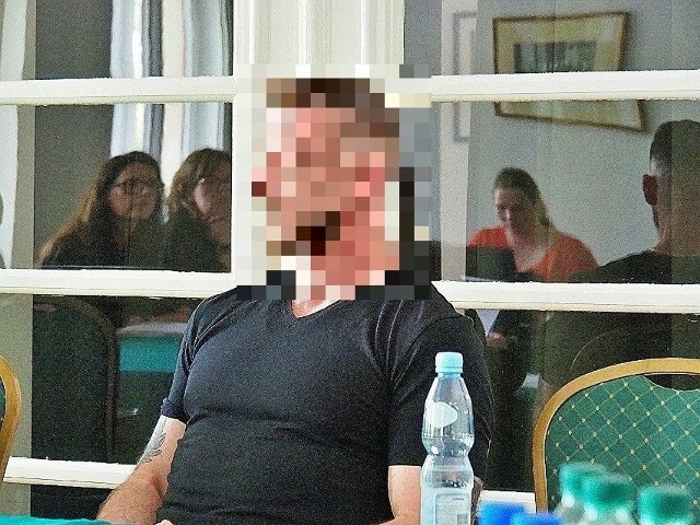 Oskarżony to znany łódzki adwokat Paweł K. Prokuratura zarzuca mu spowodowanie wypadku drogowego, w którym zginęły dwie kobiety jadące – jak się wyraził mecenas – „trumną na kółkach”.