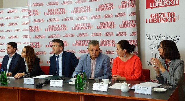 Od lewej: Adrian Kopaczyński i Beata Kopaczyńska z firmy Betkom, Mariusz Herbut, Prezes Zarządu WFOŚiGW w Zielonej Górze, Czesław Fiedorowicz, Przewodniczący Sejmiku Województwa Lubuskiego, Joanna Liddane, prezes Zielonogórskiego Towarzystwa Upiększania Miasta, Mariola Wielhorska, Kierownik Wydziału Pozwoleń i Programów w Departamencie Środowiska Urzędu Marszałkowskiego Województwa Lubuskiego.