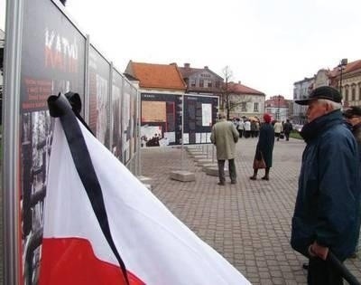 Wystawę katyńską na wadowickim Rynku można oglądać do końca kwietnia. W tych dniach nabrała ona szczególnego znaczenia. Fot. Mirosław Gawęda