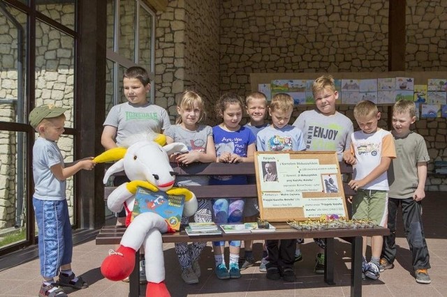 Gość specjalny spotkania "Koziołek Matołek&#8221; rozsiadł się na ławeczce ustawionej na estradzie można było sobie zrobić z nim pamiątkową fotografię.