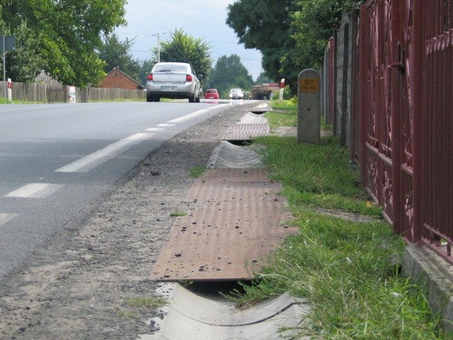 Zdaniem mieszkańców po silniejszych deszczach rynny nie nadążają z odprowadzaniem wody i ta zalewa im posesje.