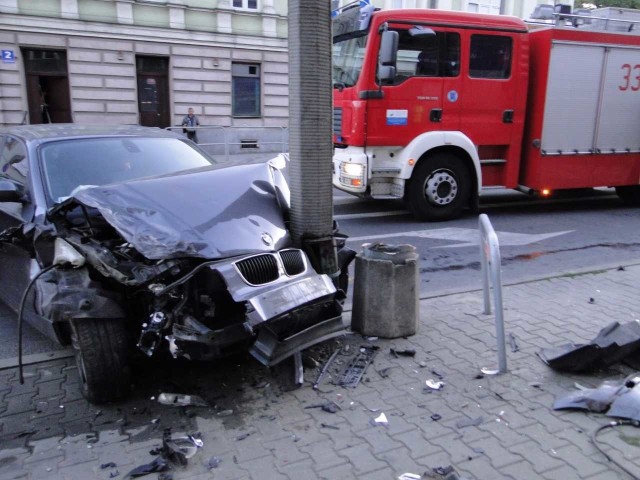 Trzy rozbite auta to skutek zdarzenia przy ulicy Słowackiego w Radomiu.