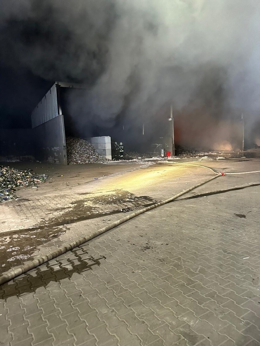 Pożar wysypiska gasiło jedenaście zastępów straży pożarnej