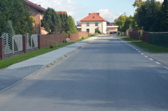 Tylko w ostatnim czasie na terenie gminy Klwów zmodernizowano 17 dróg gminnych. Gdyby wykorzystać tylko pieniądze własne, a nie dotacje z Unii Europejskiej, takie remonty trwałyby 20 lat.