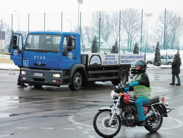 Jeszcze do soboty prawo jazdy na motocykl oraz ciężarówkę mogą zrobić nawet 18-latkowie. Później prawko kat. A (na motocykl) będzie można robić dopiero w wieku 24 lat, a kat. C i C+E - w wieku 21 lat.