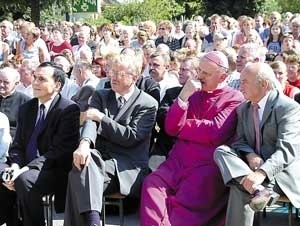 Wśród gości jubileuszu ks.bp Stanisław Stefanek, obok po...