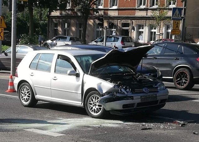 Do tego zdarzenia doszło po godz. 8.00 na ulicy Grunwaldzkiej w Bydgoszczy. W zdarzeniu uczestniczyły trzy samochody: VW golf, osobowy renault i mercedes. Sprawcą zdarzenia był kierowca golfa, który nie zachował należytej odległości i uderzył w poprzedzający pojazd, który z kolei uszkodził stojący przed nim samochód. Kierowca golfa został ukarany mandatem karnym. Policjanci zatrzymali dwa dowody rejestracyjne.  Nikomu nic się nie stało, a miejsce zdarzenia jest już przejezdne. Więcej zdjęć >>>rady Krzysztofa Wiśniewskiego, jak przetrwać upały: