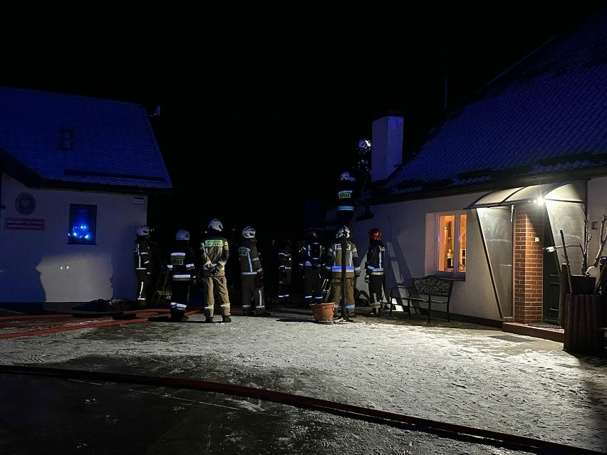 Pożar dachu w budynku mieszkalnym w Łysomicach pod Toruniem [Zdjęcia]