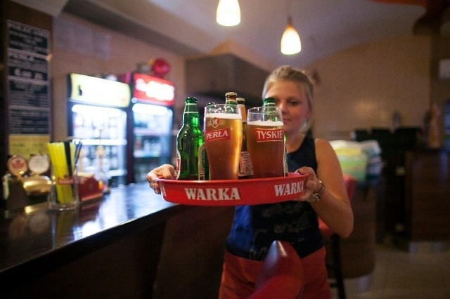 Taca z piwem waży kilka kilogramów, a trzeba ją bez uszczerbku donieść do oddalonego o kilkadziesiąt metrów ogródka.