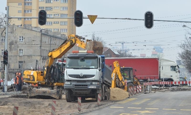Na najważniejszym skrzyżowaniu w Łodzi włączyli światła i znowu są korki [zdjęcia]