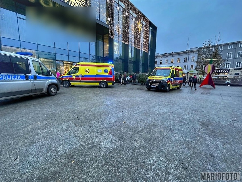 Tragiczny wypadek w centrum handlowym w Opolu. Kobieta wypadła przez barierkę
