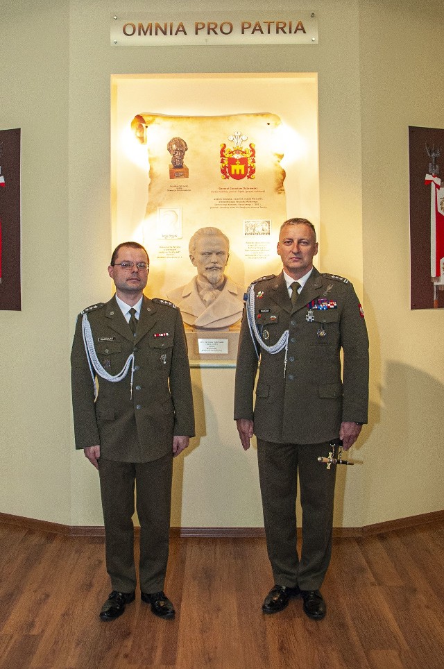 Od tego roku Pułk. Grzeogrz Kalicka jest prorektorem ds. wojskowych Wojskowej Akademii Technicznej. Na zdjęciu z prawej, razem z rektorem prof. Przemysławem Wachulakiem