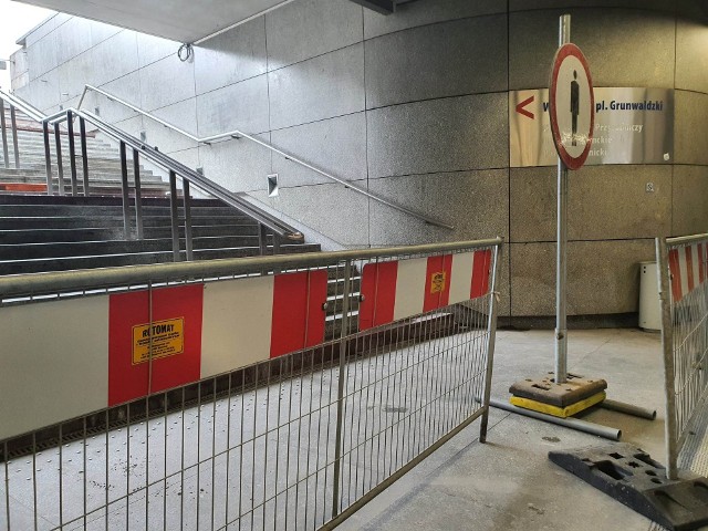 Remont na placu Grunwaldzkim zaczął się od przygotowania i zabezpieczenia schodów do przejścia podziemnego.