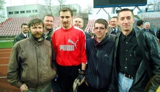 Obok Jerzego Dudka &#8211; stoją od lewej: Marek Fabiszewski, Adam Nowaczyk i Tomasz Froehlke.