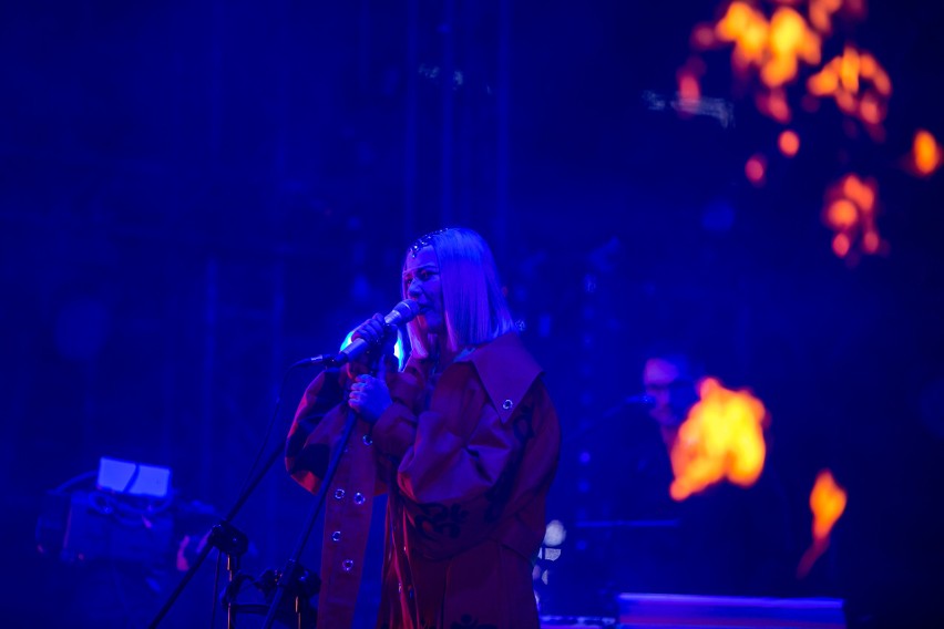 Sylwester 2017 Kraków. Gwiazdy roztańczyły Rynek Główny. Na scenie Kasia Moś, Natalia Nykiel i Bovska [ZDJĘCIA]