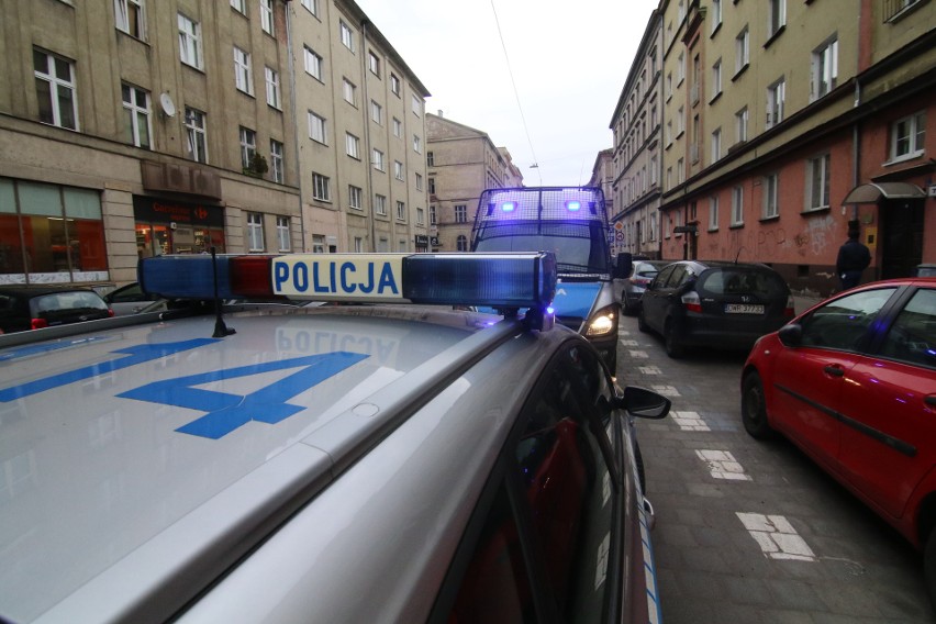 Wrocław: Mężczyzna rzucił się z siekierą na policjanta! Został postrzelony (ZDJĘCIA)