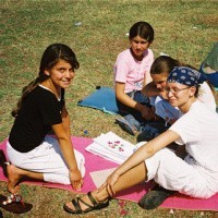 Marta Sowińska (w niebieskiej chusteczce i Zuzanna Doliwa (obok)  3 lata temu przez ponad 3 tygodnie prowadziły półkolonie dla dzieci w Albanii.