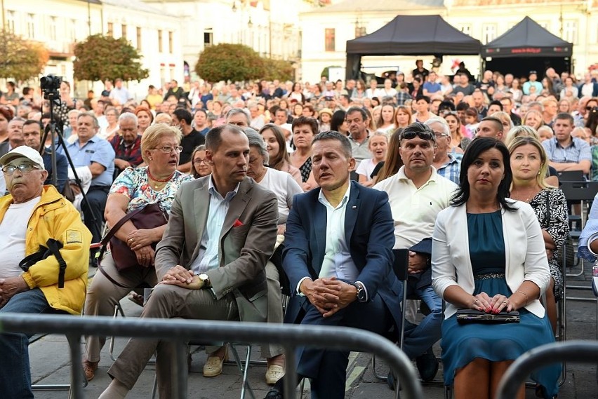 Nowy Sącz. Imieniny Miasta z gwiazdami: Kasia Moś, Wojtek Cugowski, Beata Rybotycka, Konrad Imiela i inni na sądeckim Rynku [ZDJĘCIA]