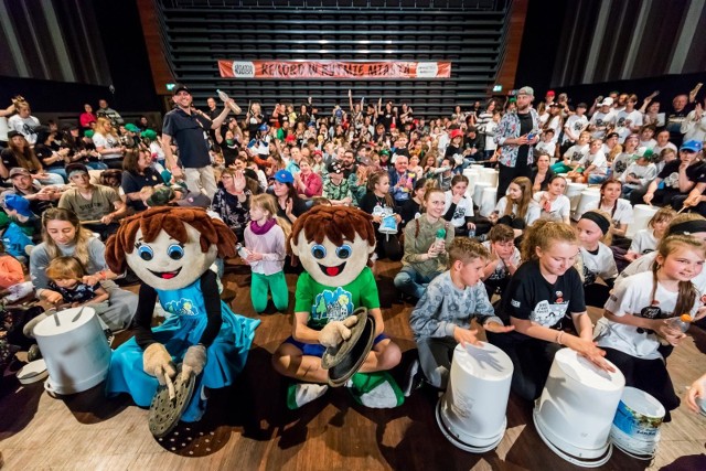Drugiego dnia festiwalu Drums Fusion 2022 (w sobotę, 28 maja) w siedzibie bydgoskiego MCK ustanowiono rekord Polski w największej liczbie osób grających na instrumentach z recyklingu! W koncercie recyklingowym uczestniczyła Dziecięca Orkiestra Recyklingowa oraz mieszkańcy!