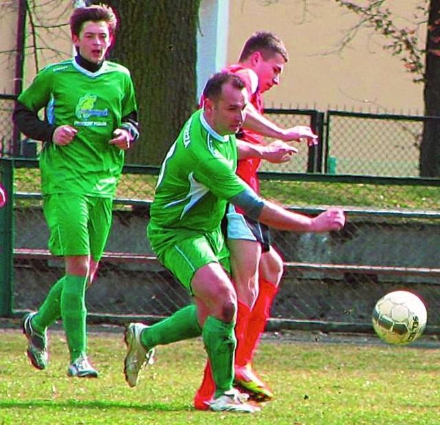 Piotr Pawluczuk (w zielonym stroju) będzie wiosną łączył obowiązki trenerskie z grą w piłkę.