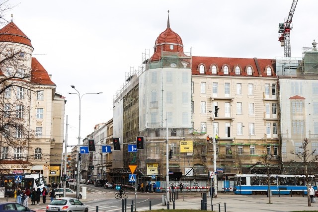 W 2023 roku minie 120. rocznica powstania Grand Hotelu we Wrocławiu. Początkowo funkcjonował jako "Hotel du Nord" ("Północny"), później zyskał swoją obecną nazwę. W wyniku II wojny światowej z budynku zostały same ściany. 11 lat po zakończeniu działań zbrojnych przeszedł więc gruntowny remont. W PRL-u był uznawany za najbardziej elegancki hotel w mieście.