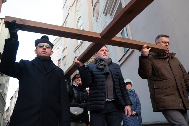 W piątek (15 marca) ulicami Starego Miasta przeszła droga krzyżowa. Pątnicy modlili się w intencji osób uzależnionych i ich rodzin.