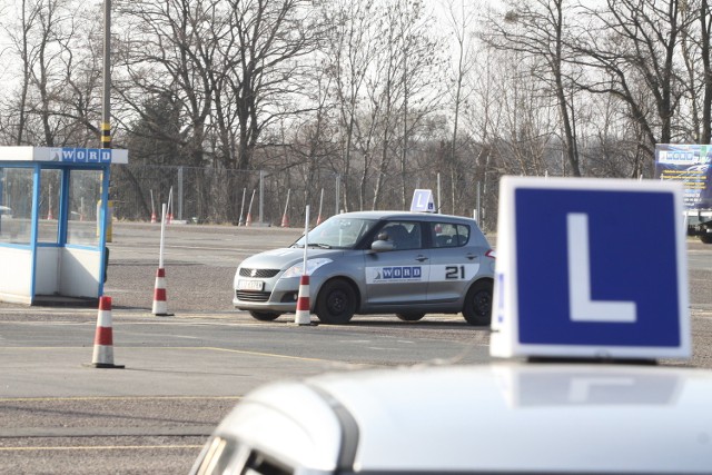 Szkoły jazdy tłumaczą, że pojawienia się ich aut na egzaminach to same plusy. Kursanci mają się dzięki temu mniej stresować